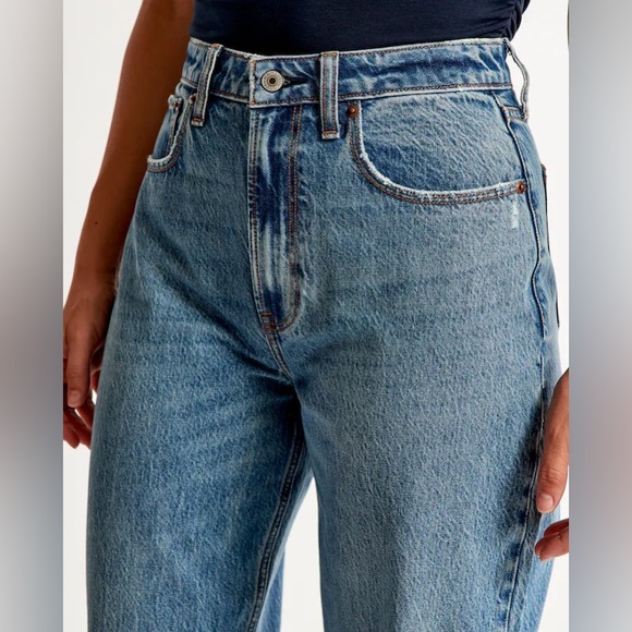 Curve Love High Rise Loose Jean - in Medium, size 33 short / 16 - Picture 6 of 9